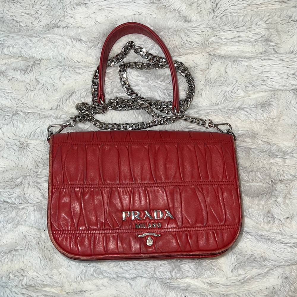PRADA WOMEN'S RED GATHERED LEATHER CROSSBODY BAG WITH CHAIN STRAP